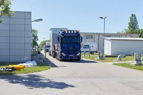 Der leere Transport- und Lagerbehälter CASTOR® MTR3 wird angeliefert. © Bernhard Ludewig, FRM II / TUM