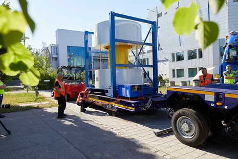 Der Schwerlastroller befördert den Behälter auf das FRM II-Außengelände zum Transportfahrzeug. © Bernhard Ludewig, FRM II / TUM