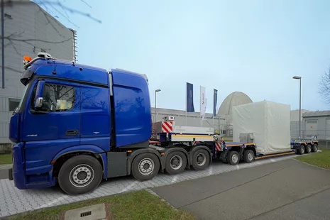 The transport vehicle is ready to depart and leaves the FRM II site. © Wenzel Schürmann, FRM II / TUM